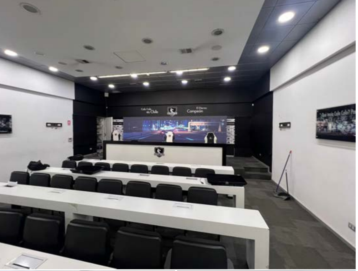 Proyecto de pantalla LED en sala de prensa de Colo-Colo